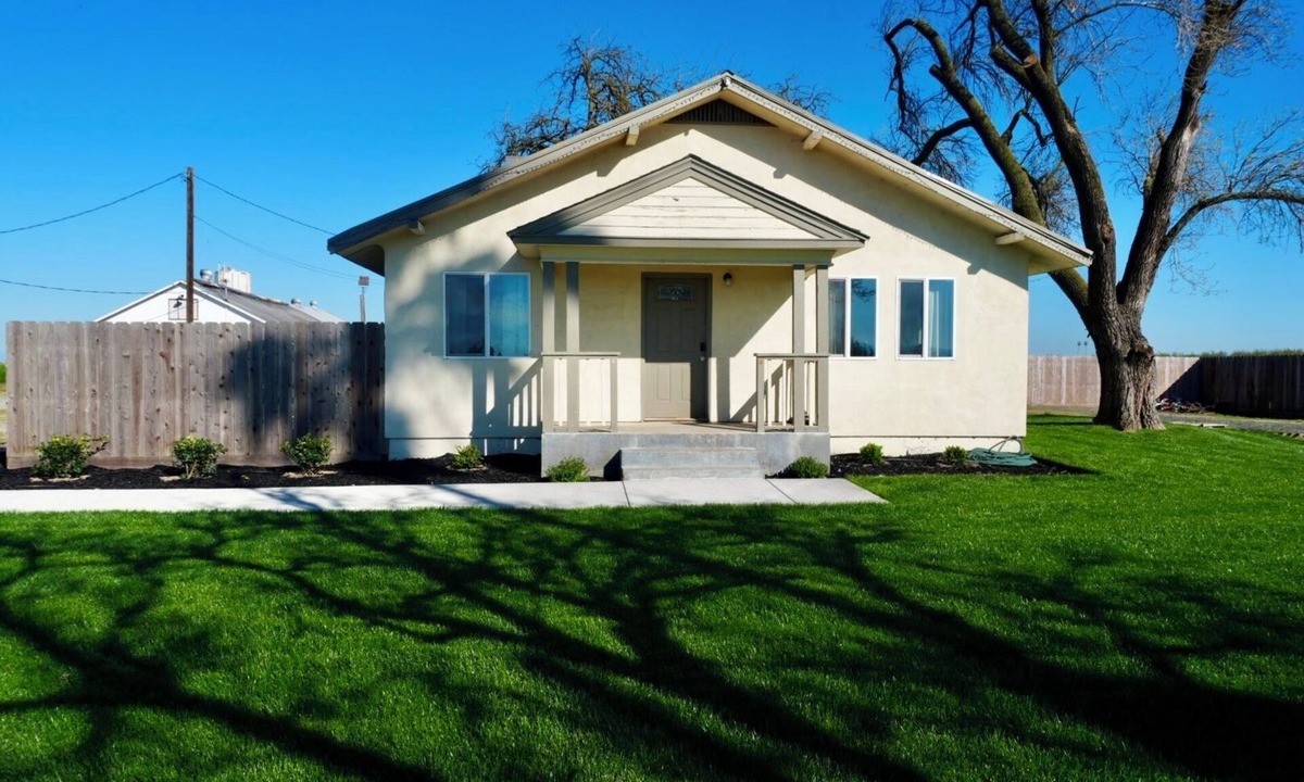 Stanislaus County House | Great for groups: Romantic farmhouse with beautiful lawns and parking.