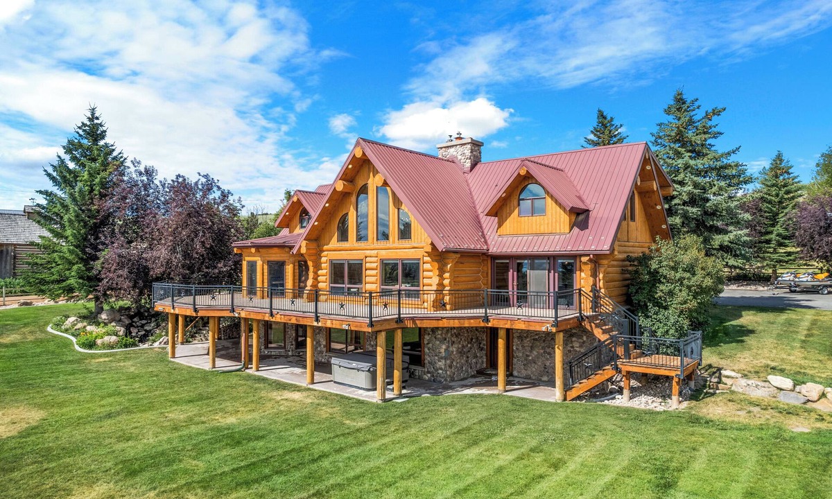 St. Charles Cabin | Green Canyon Estates-2 homes, hot tub, indoor sports court, 2 theater rooms