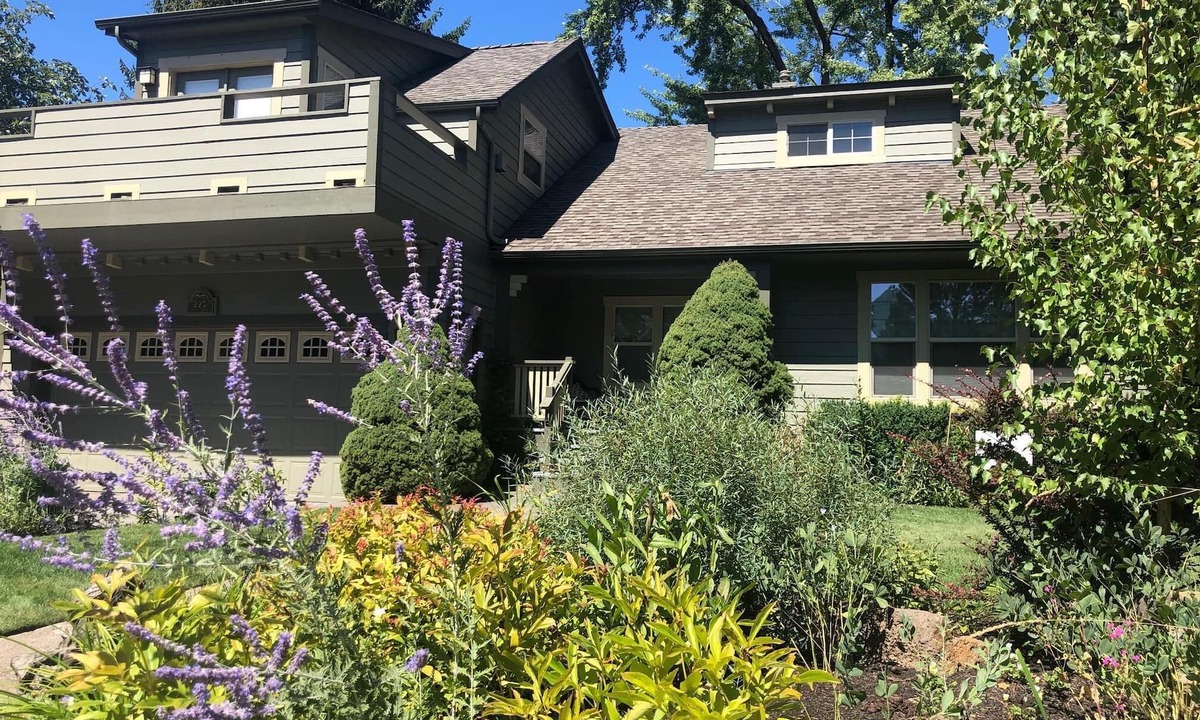 Old Bend House | Green Gables-2 Fireplaces,Salt Hot tub, 100+mbps Wifi, AC, Bikes, Big Yard,Walk!
