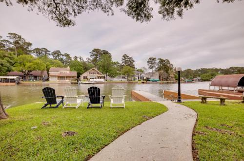Walden on Lake Conroe House | Grills & Boat Dock: ‘Comfy Cove’ on Lake Conroe