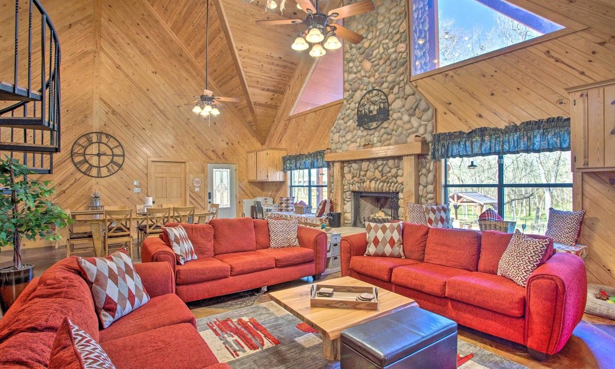 Cotton Gin Cabin | Groesbeck 'Lodge on the River': Hot Tub & Fire Pit