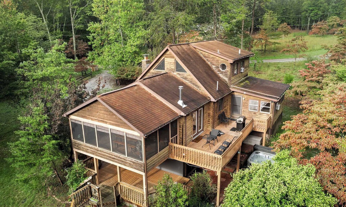 Great Cacapon Cabin | Group-friendly cabin w/hot tub & deck