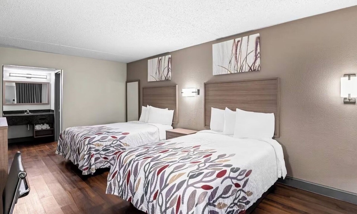 Sandston Hotel | Group-Travel 2 Rooms with 2 Beds Near Airport and Museum District Access