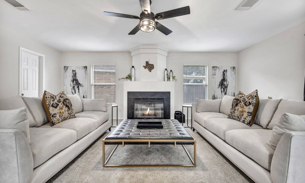Gruene House | Gruene River Getaway - Large Luxury Modern Home - Walk to Historic Gruene