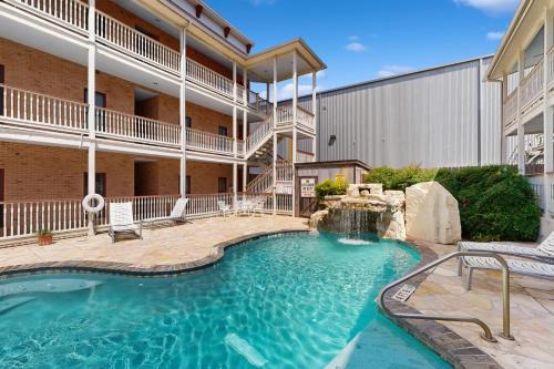 Gruene House | Gruene Riverfront 1st fl condo - pool & river access & walking distance to Gruene Hall