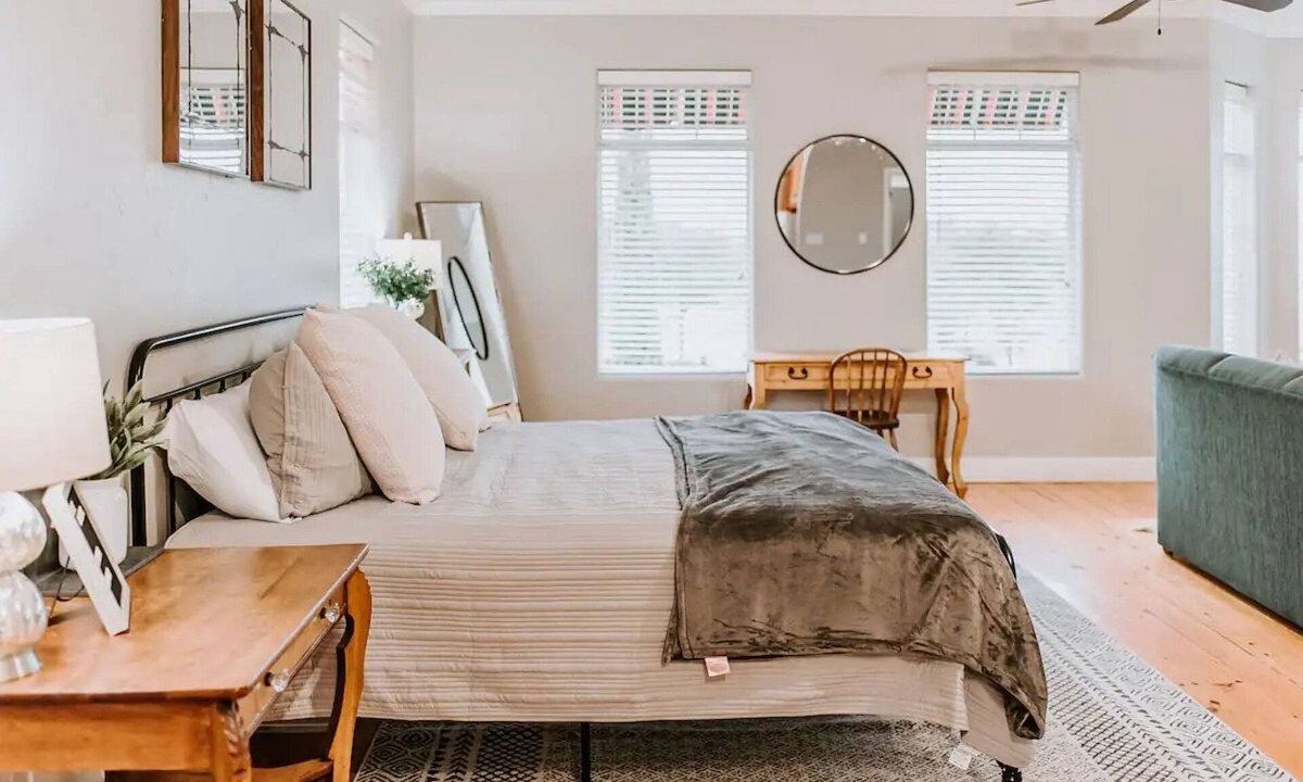 Gruene Condo | GrueneGusthaus #4|Private Condo+ Golf Cart Rentals
