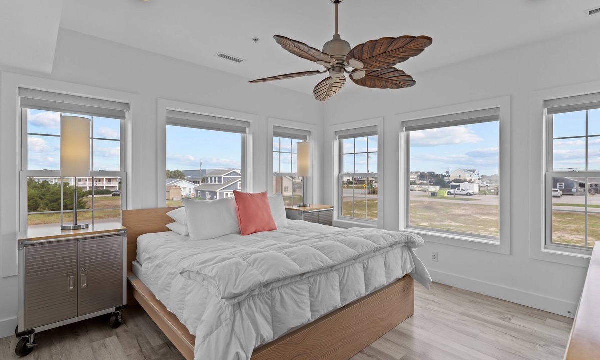 Topsail Beach Hotel | Guest House Topsail - King Suite in hotel on Topsail Beach, North Carolina