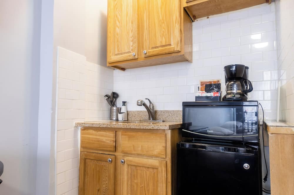 Hamilton Heights Apartment | Hamilton House Studio Apt 4 with Fireplace, Private Bathroom in Manhattan NYC
