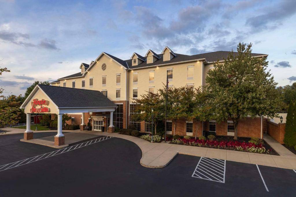 State College Hotel | Hampton Inn & Suites State College at Williamsburg Square