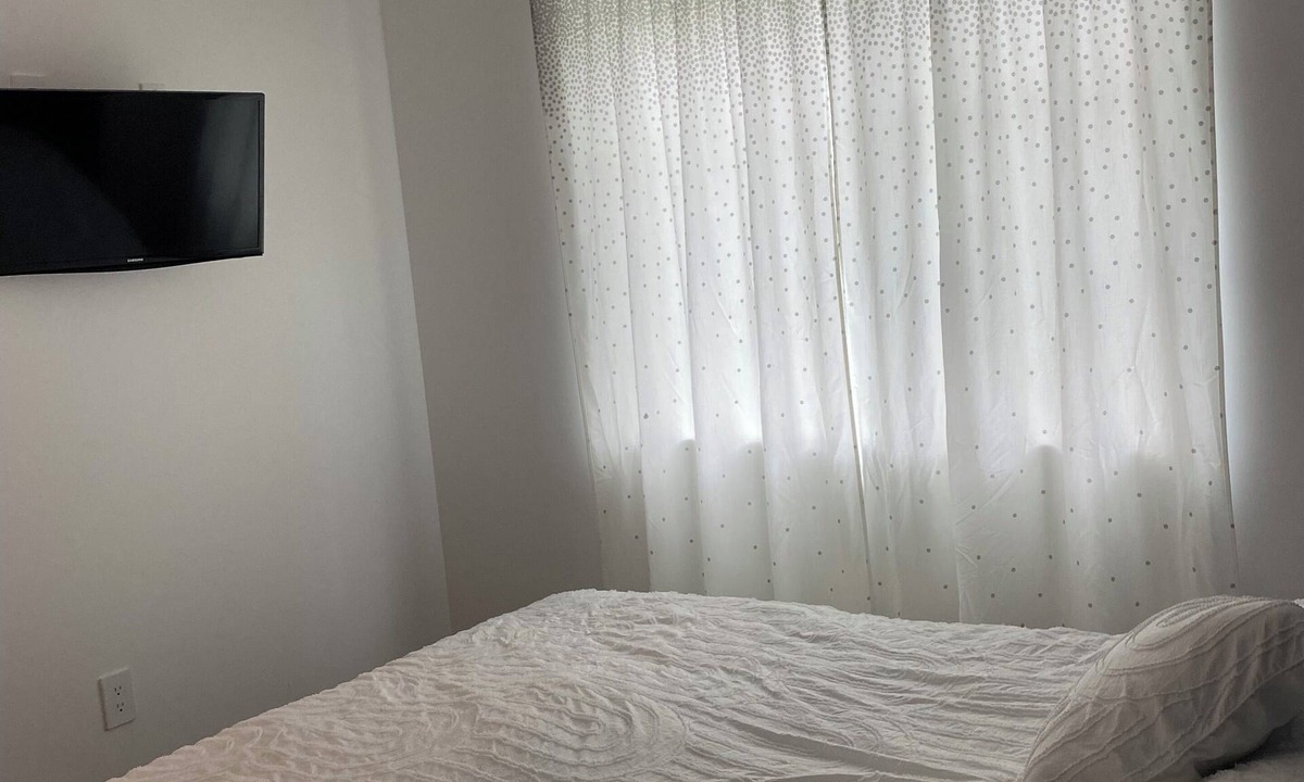 Mid City Cottage | Hancock Park adj charming 1-bedroom cottage with A/C in fabulous Los Angeles.