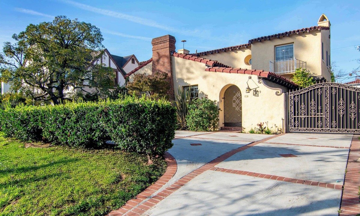 Greater Wilshire - Hancock Park House | Hancock Park Spanish Home · Spacious Yard & Patio