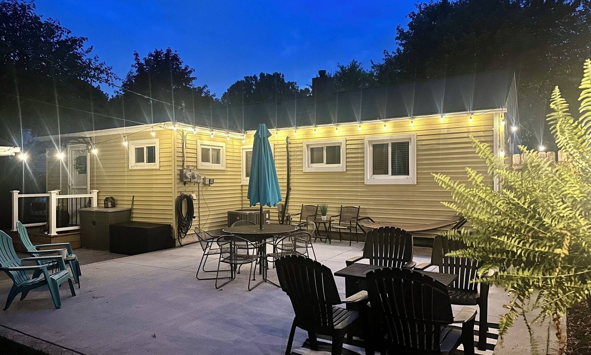 Auburn Hills House | Happy Little House! Clean, Cozy, Cute King Bed