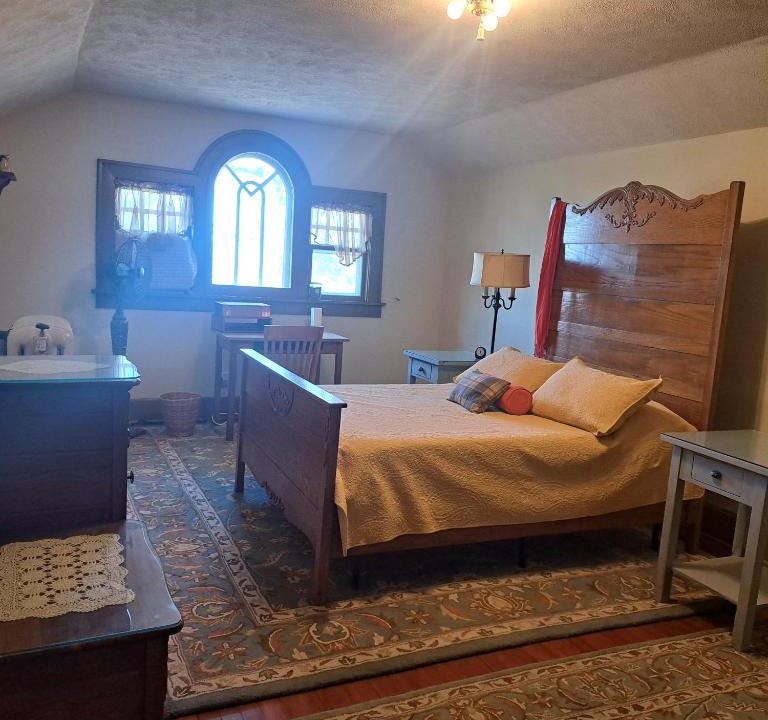 Terre Haute Bed & Breakfast | Harriott House, The Gallery Forest Room