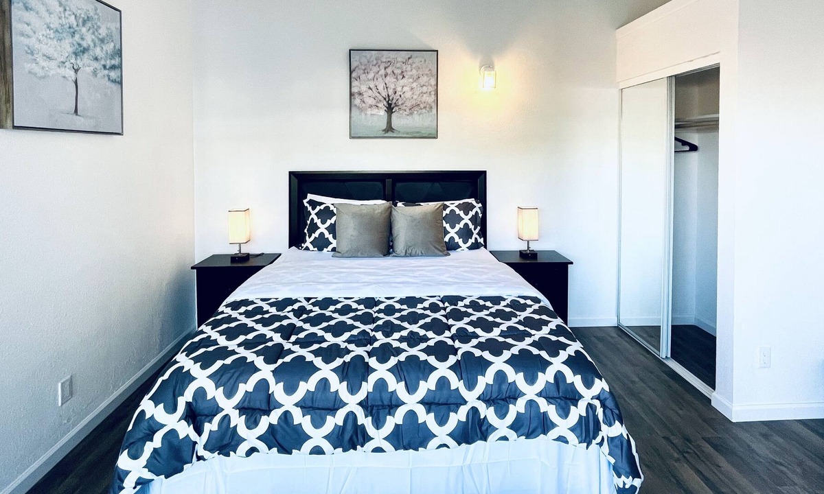 Hayward House | Hayward Entire2br comfortable Home/Free Parking