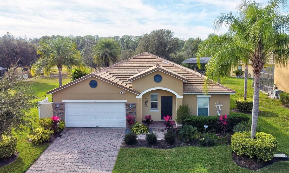 Calabria House | Heatable pool and Spa, propane grill, 3 King beds, 4 Twins, TV each bedroom