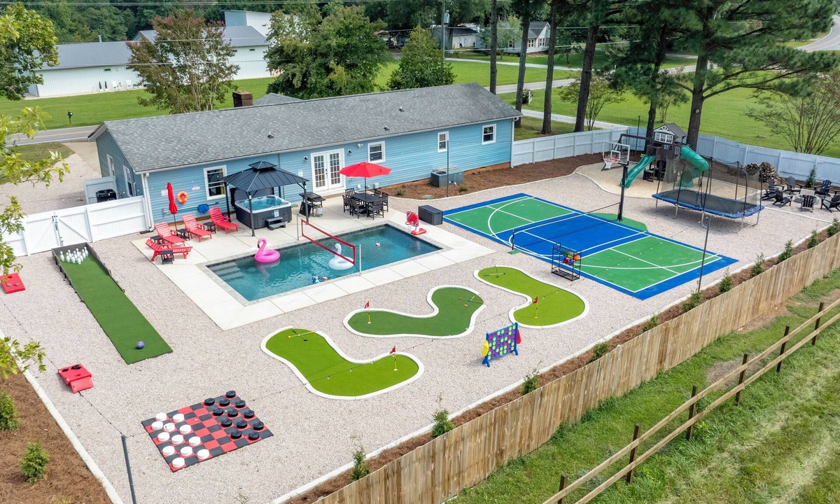 Mooresville House | Heated Pool, Hot tub, Epic Kids Room, Pickleball/Basketball, Mini Golf, Fire Pit