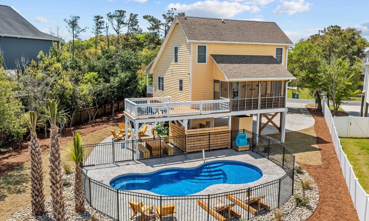 Emerald Isle House | *Heated Pool Oasis* Oceanside * Standalone Beach House * Centrally Located*
