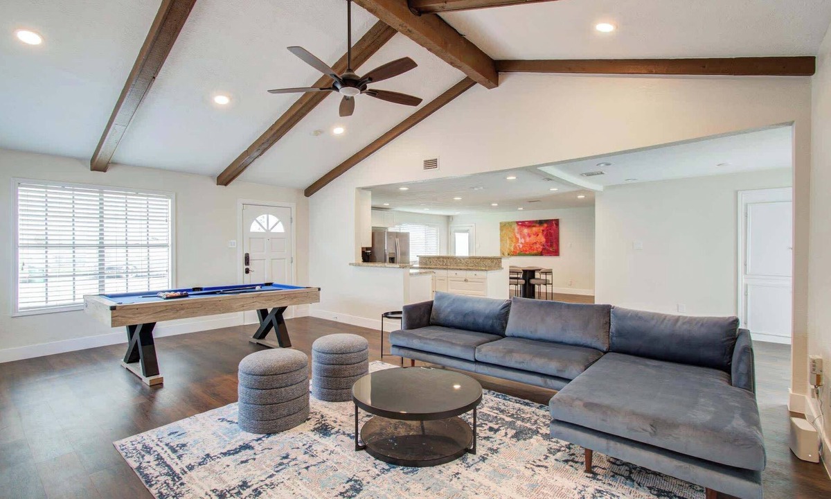 Washington Ave./ Memorial Park House | Heights Bungalow w/Huge Yard & Pool Table