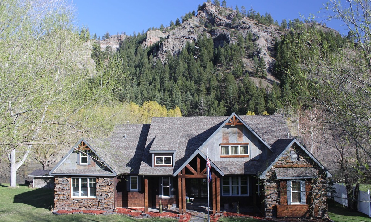 Cascade Cabin | High End Lodging for Medium to Large Groups in the Canyon of the Missouri River!