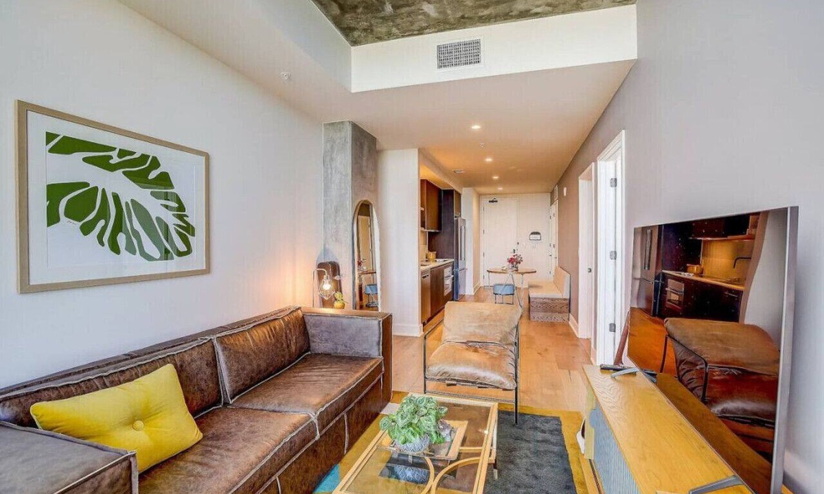 Rainey Street Historic District Condo | Highrise 1BR Luxe Suite near DT|Vibrant Rainey St