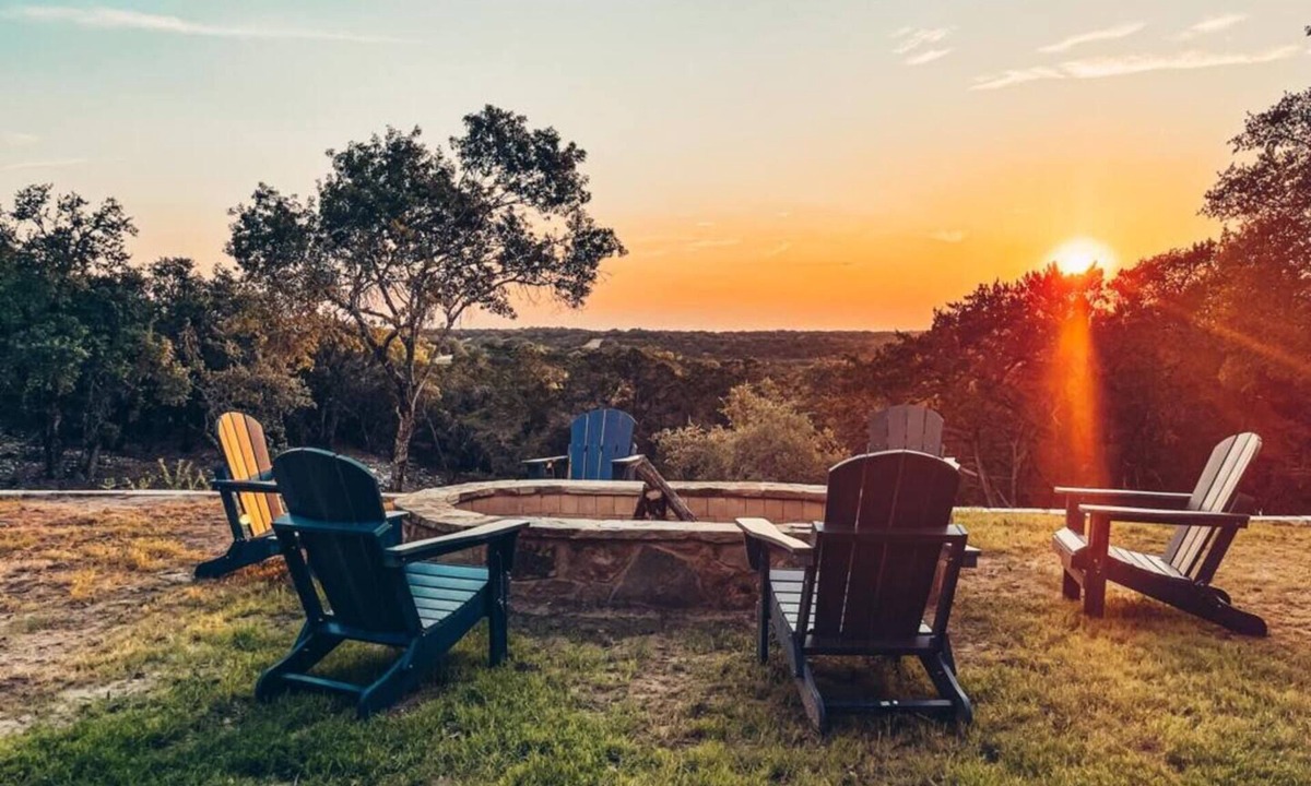 Dripping Springs House | Hill Country pet-friendly retreat for 28 guests with pool, hot tub, pickleball & unforgettable sunset views.