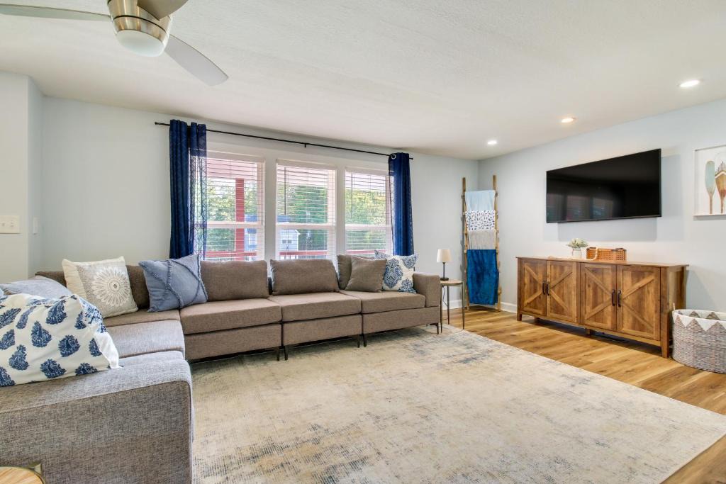 Hillsboro House | Hillsboro Hideaway with Private Hot Tub and Bunkhouse!