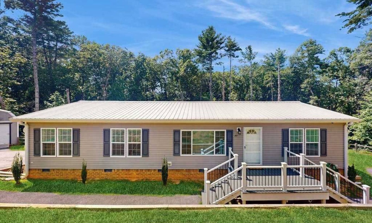 Clarkesville House | Hillside Manor Cabin