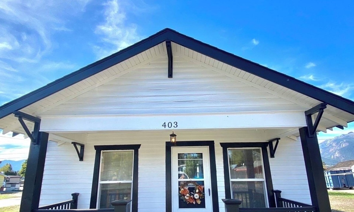 Stevensville House | Historic cottage in Stevensville with views of the mission mountains.