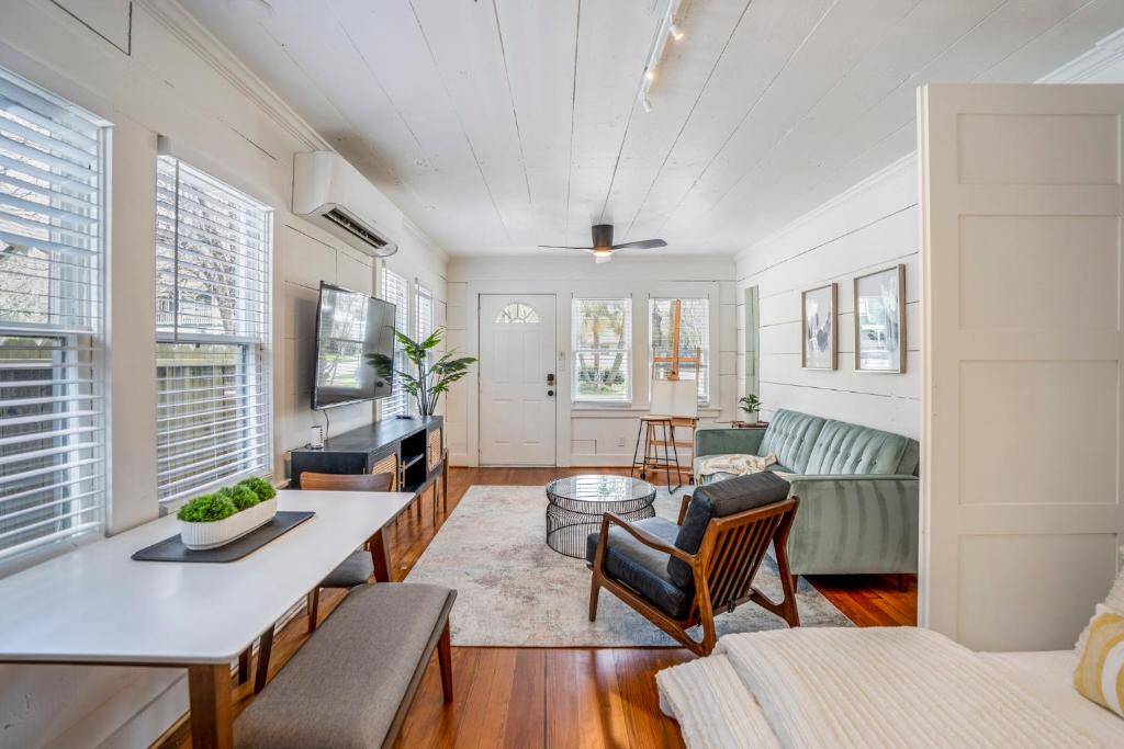 Greater Heights Apartment | Historic Heights Artist Bungalow #1