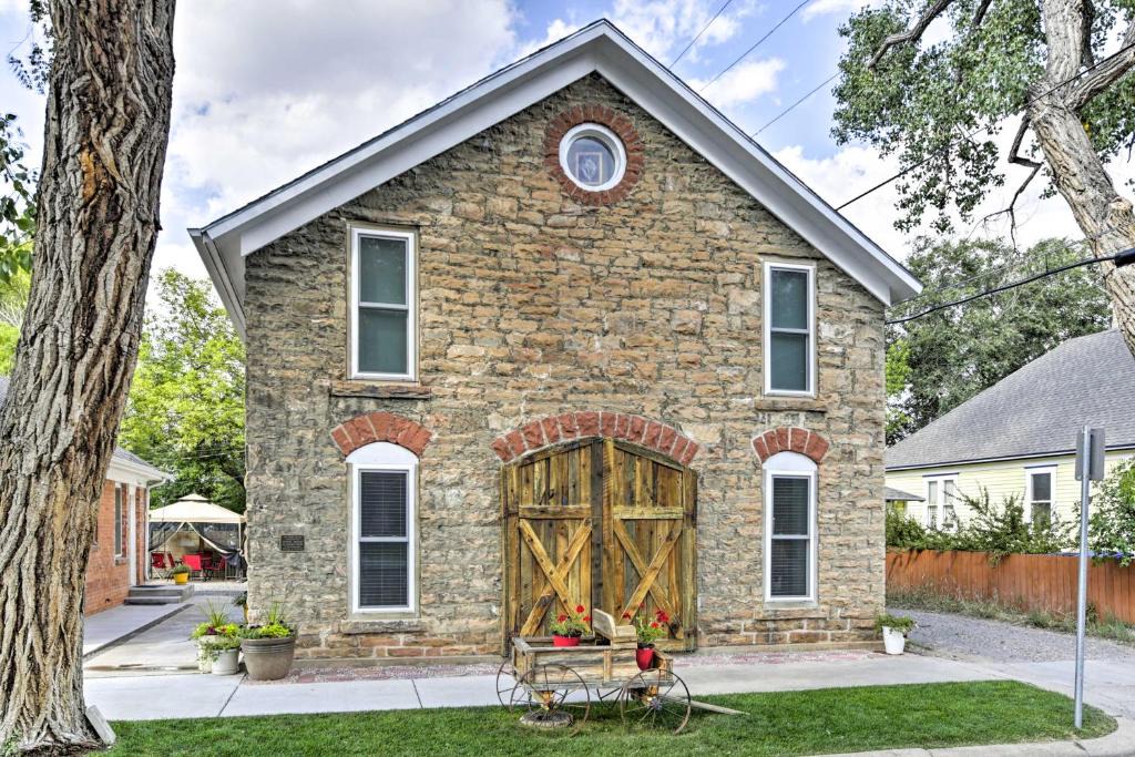 Laramie Apartment | Historic Laramie Condo - 3 Blocks to Downtown and UW