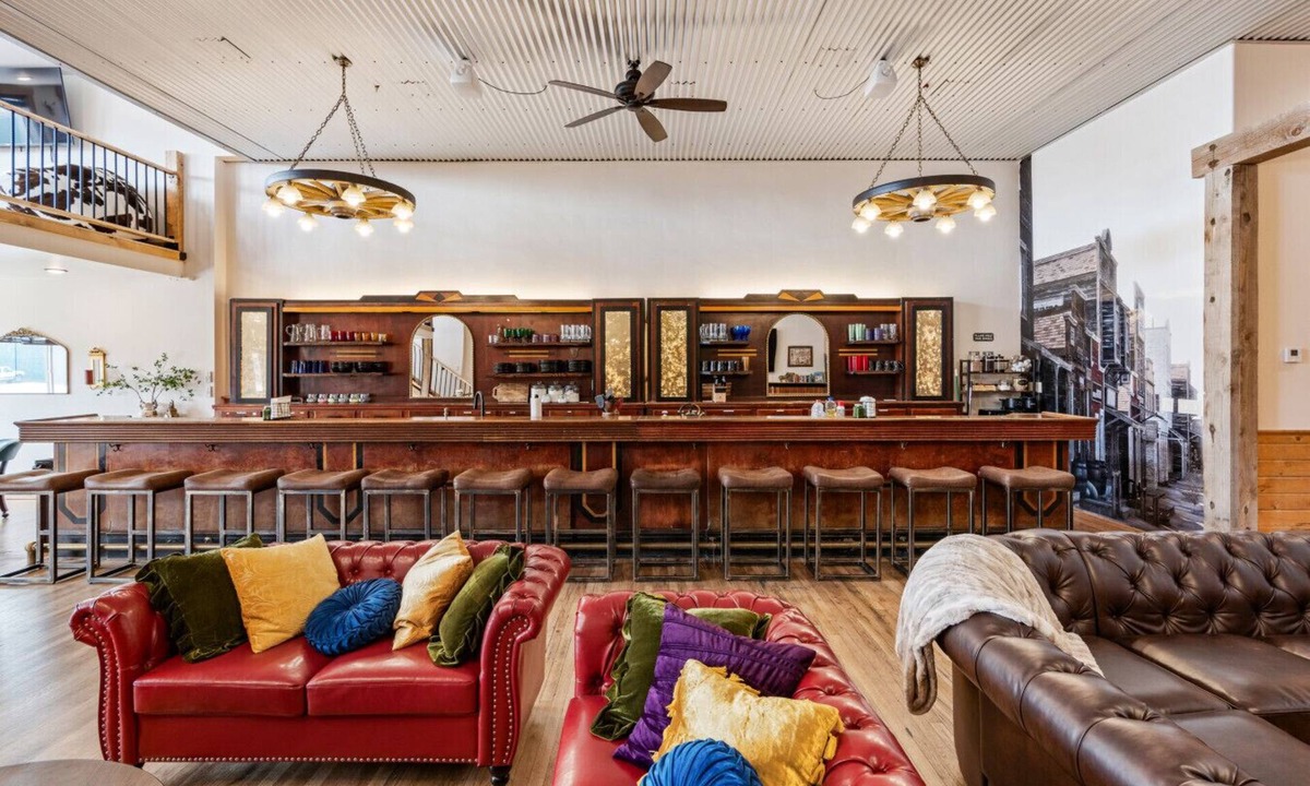 Ashton House | Historic Yellowstone Saloon | Sleeps 25 + Hot Tub