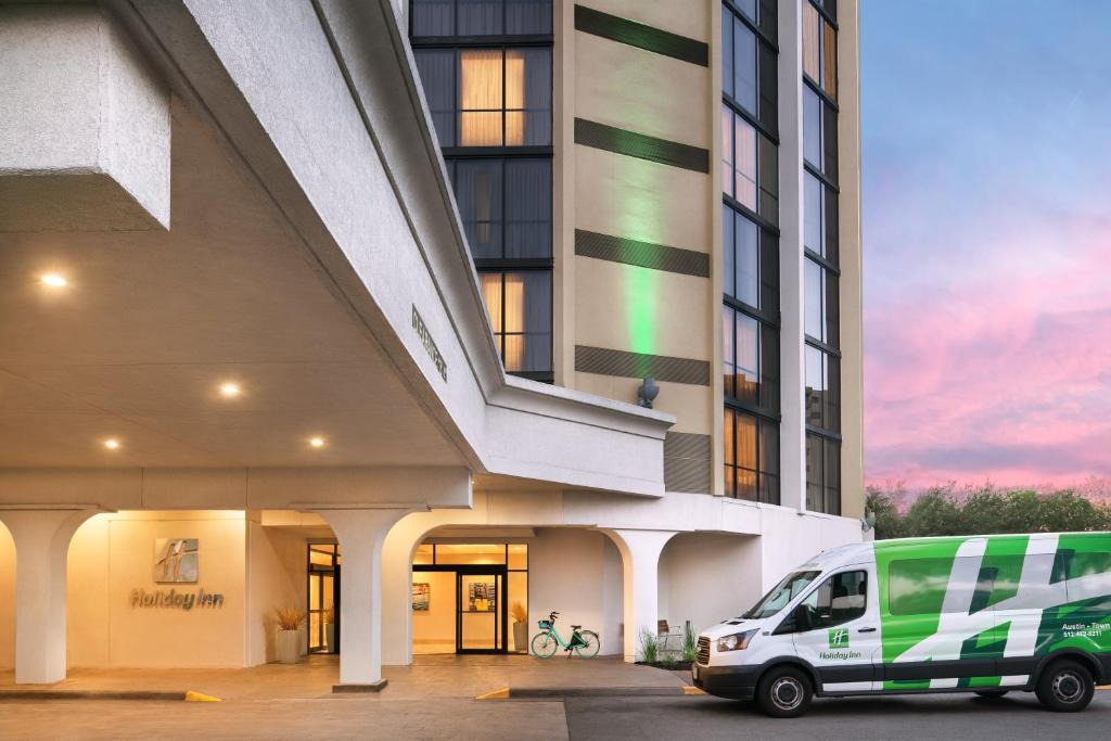 Rainey Street Historic District Hotel | Holiday Inn Austin -Town Lake by IHG