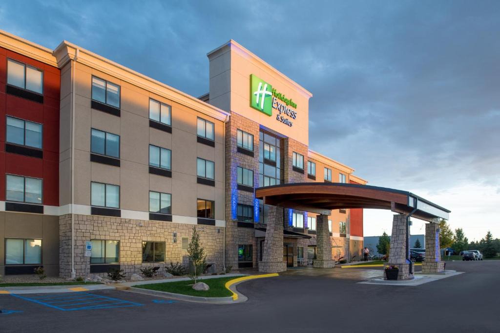 Bismarck Hotel | Holiday Inn Express Hotel & Suites Bismarck by IHG