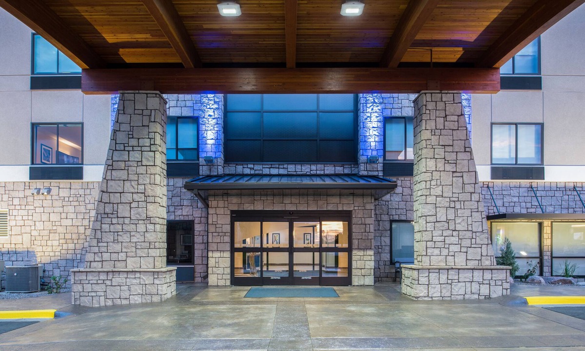 Bismarck Hotel | Holiday Inn Express Hotel & Suites Bismarck by IHG