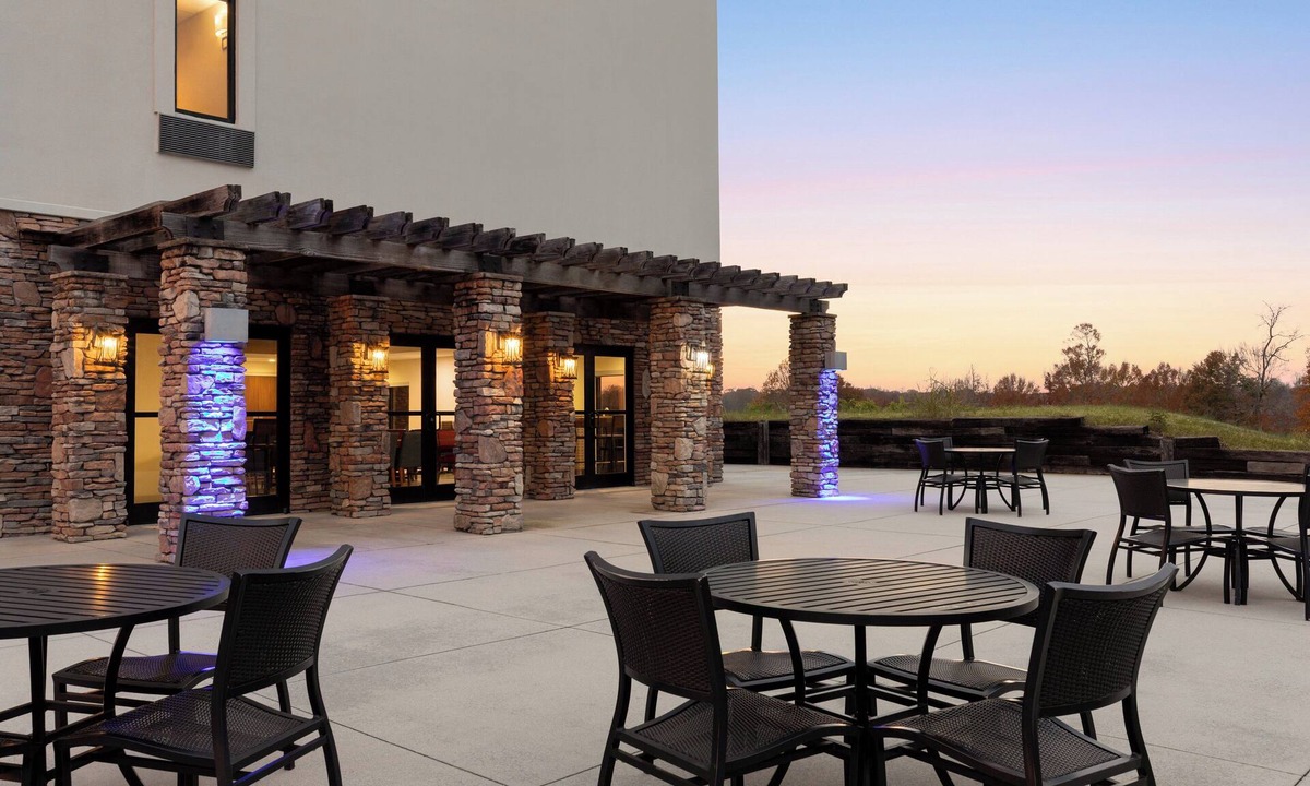 Lexington Hotel | Holiday Inn Express & Suites Lexington NW-The Vineyard by IHG