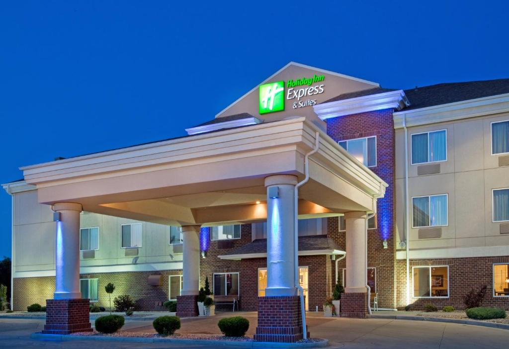 Dickinson Hotel | Holiday Inn Express & Suites - Dickinson by IHG