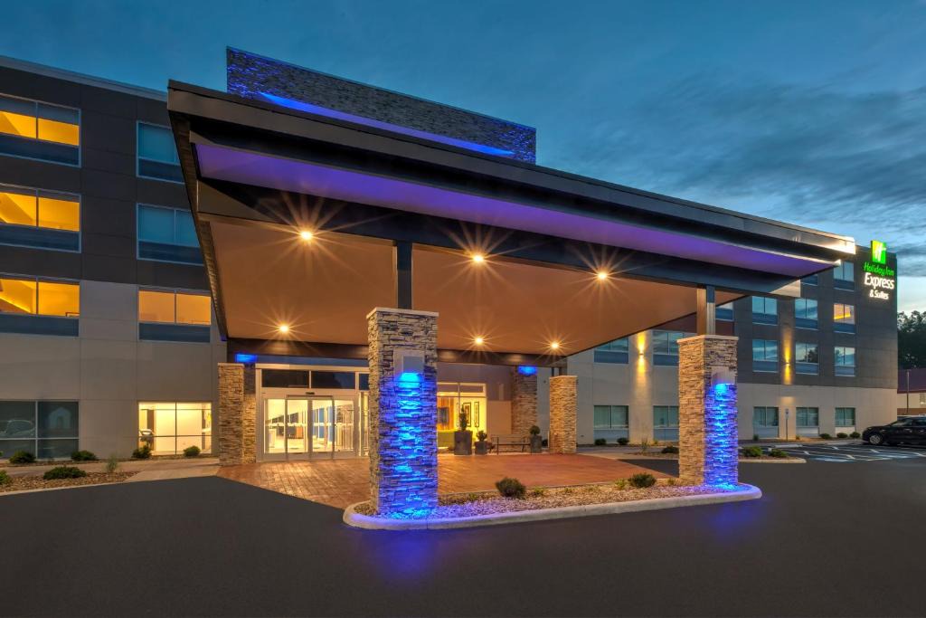 Milan Hotel | Holiday Inn Express & Suites - Milan - Sandusky Area by IHG