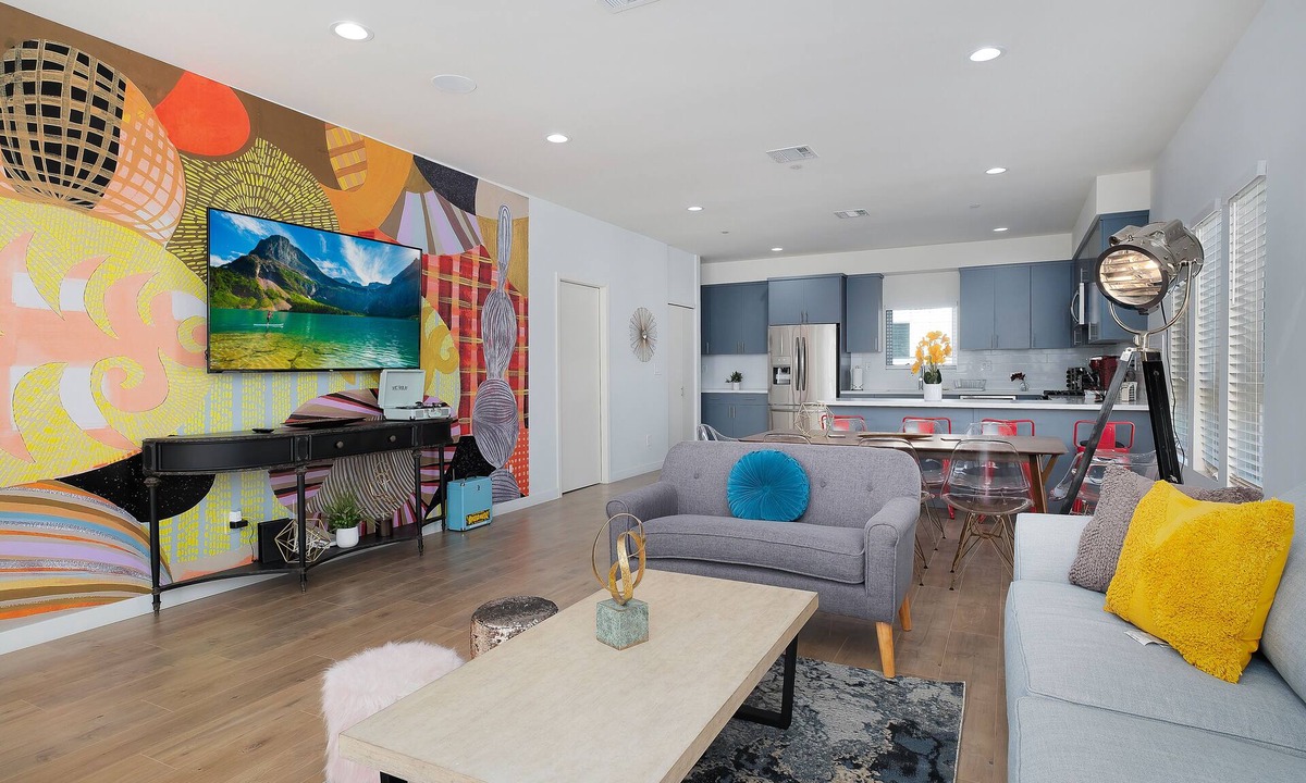 Hollywood House | ✩★ HOLLYWOOD 3B/3.5B ✩ SPACIOUS AMAZING NEW BUILDING ✩ HOT TUB! ✩ 2 CAR GARAGE