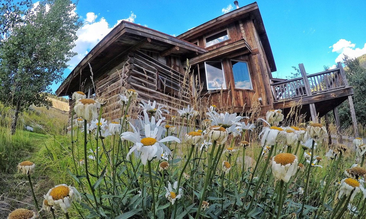 Jardine Cabin | Home Away from Home 5 miles to the north entrance of Yellowstone