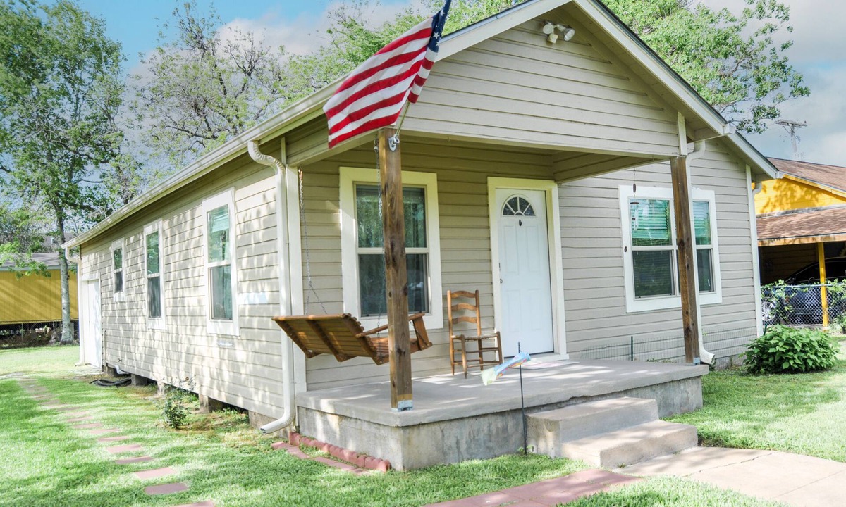 Bay City House | Home Away from Home.relax in our clean, comfy 2 BR, 1 bath house in Bay City