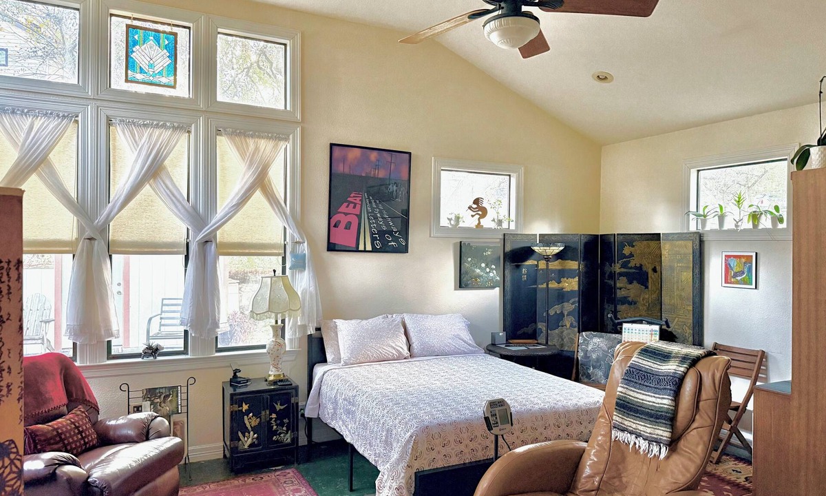 Bouldin Apartment | Homemade Banana Bread > NEW BED > Massage Chair > Screened Porch > 2 Min 2 Dwntn