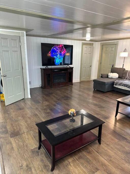 Moorhead Apartment | Hot Tub 5 beds