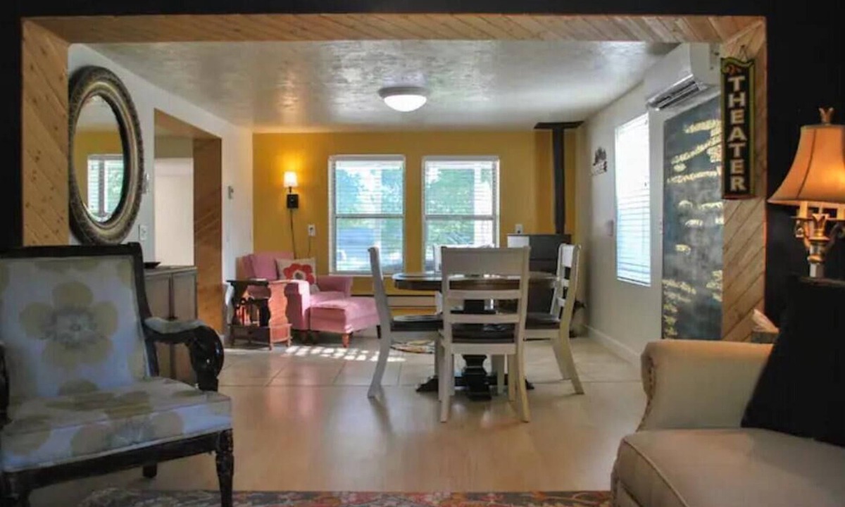 Manila House | Hot Tub + 5 Min to Lake + Playground + Boat/RV PKG + RV Plug