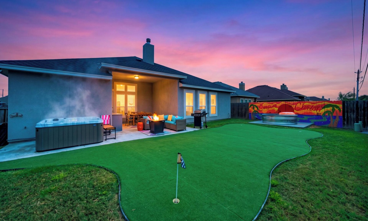 South Side House | Hot Tub + Billiards + Mini Putt + Firepit | 15 Min to Bayfront | Graford