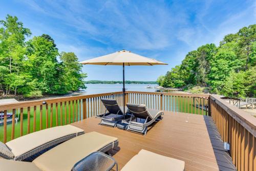 Bowling Green House | Hot Tub, Dock, Game Room! Stunning Lake Wylie Home