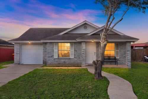 Brownsville House | Hot Tub! Dog-Friendly Gem 6 Mi to Dtwn Brownsville