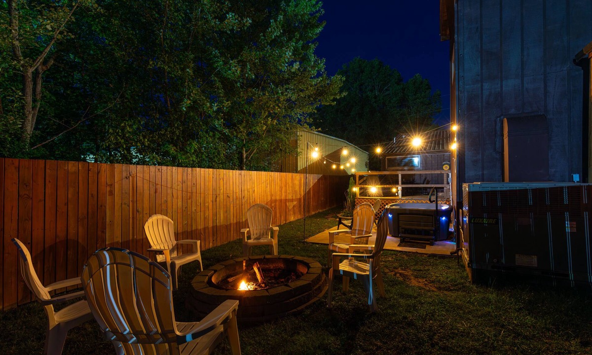 Grand Rivers House | Hot Tub + Fire pit + Corn Hole + BBQ + Game Room + Spa Bath