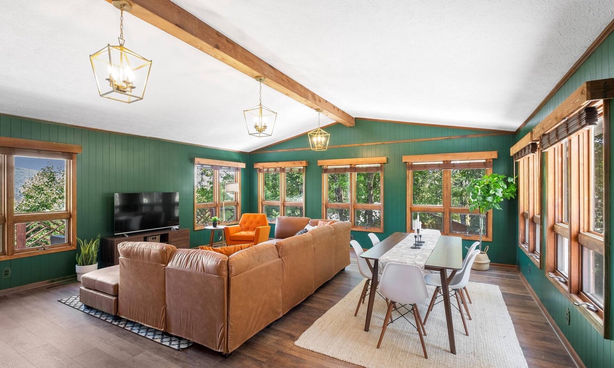 Connellys Springs Cabin | Hot Tub & Mountain Views - Foothills Retreat