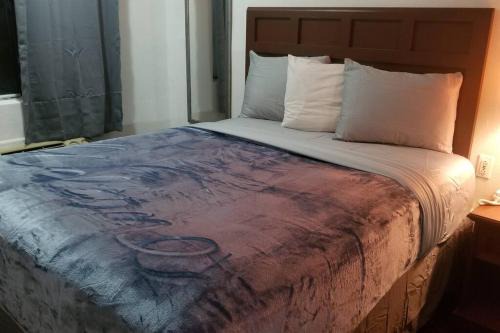 Stillwater Apartment | Hotel King Bed Hotel Room 113 Wi-Fi