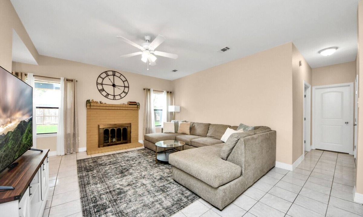 Houston House | Houston 4BR Retreat | King Bed Fast WiFi